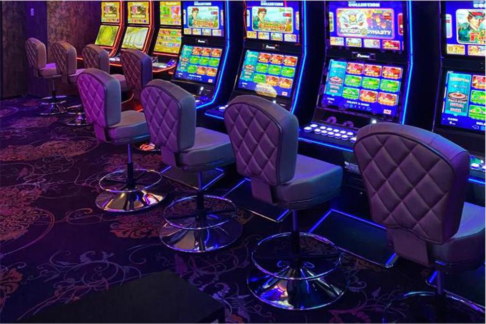Amenajare sala de jocuri de noroc, pardoseala mocheta personalizata. Proiecte Dacca